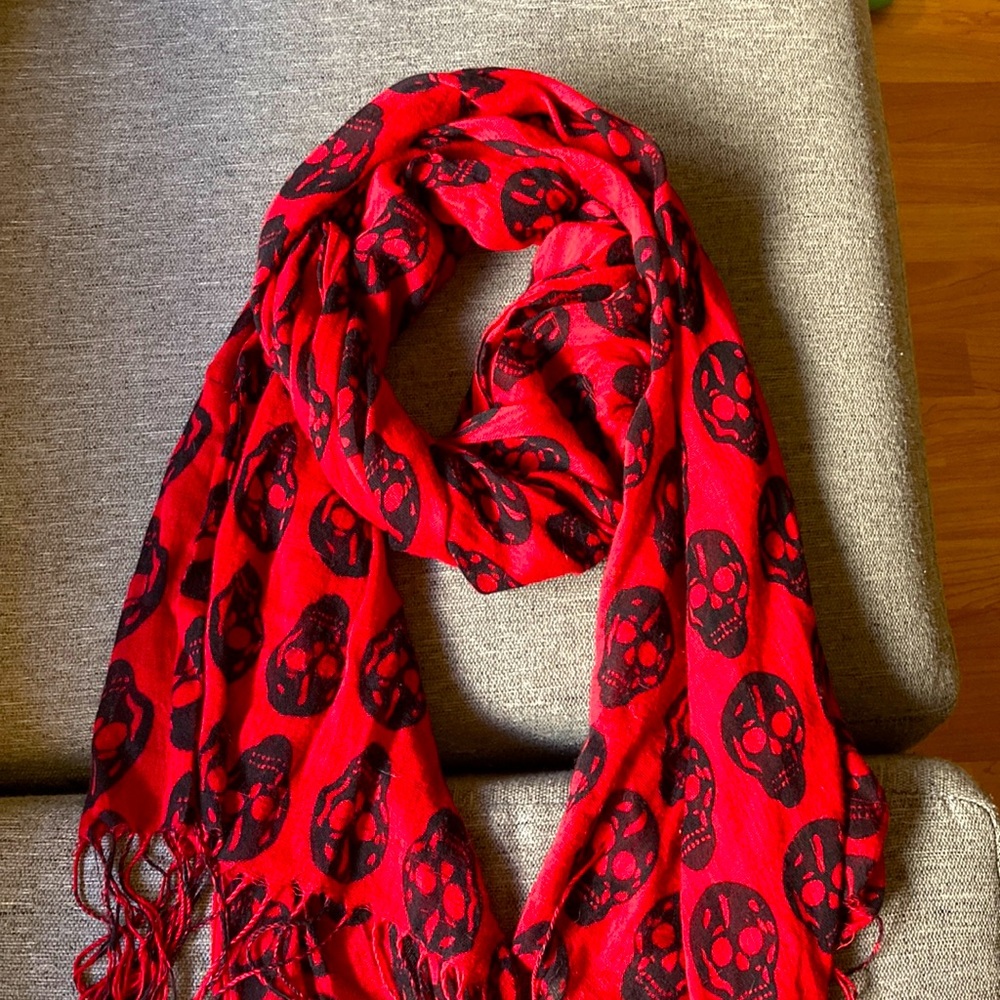 Alexander McQueen scull scarf